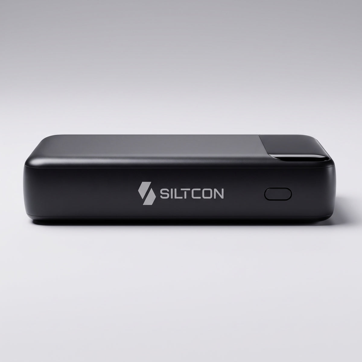 Zijkant van de Siltcon powerbank met het logo en de aan-uitknop